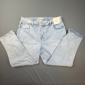 Abercrombie Curve Love 90s Straight Ultra High Rise Light Wash Jeans 18